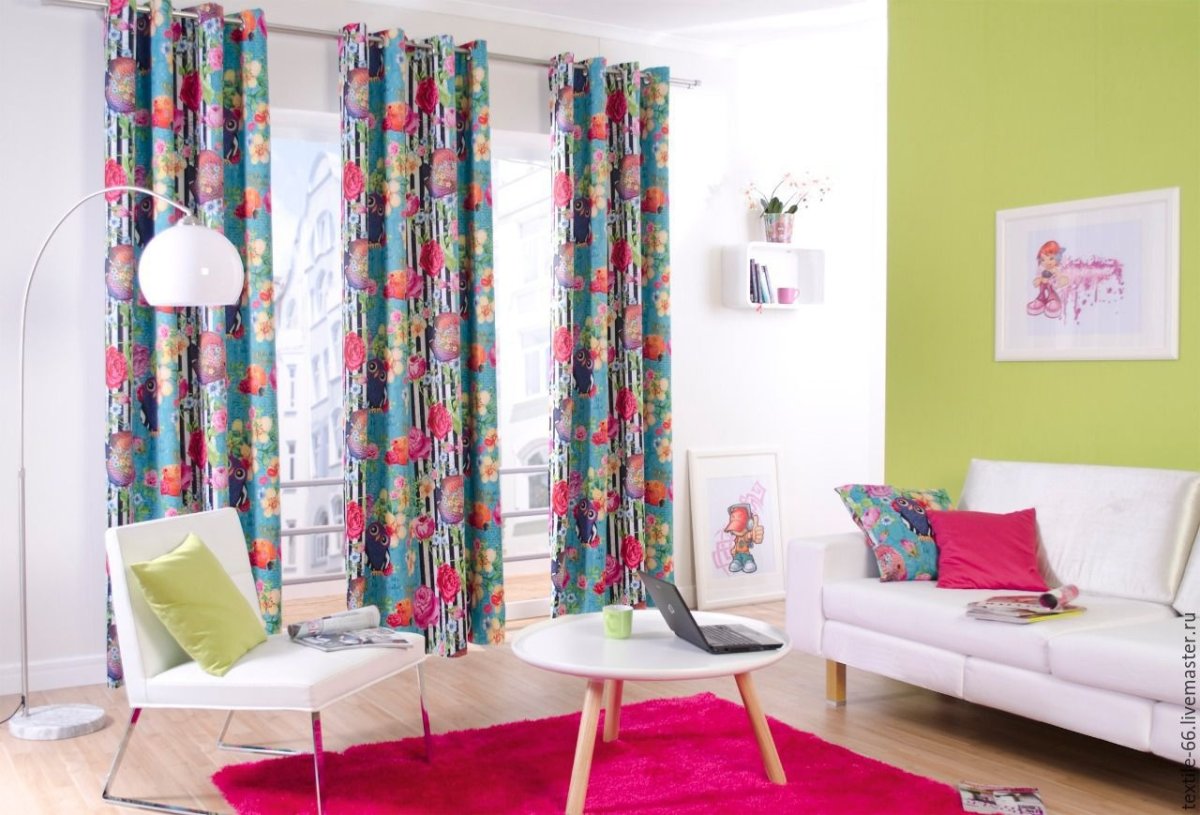Крупный рисунок на обоях шторы