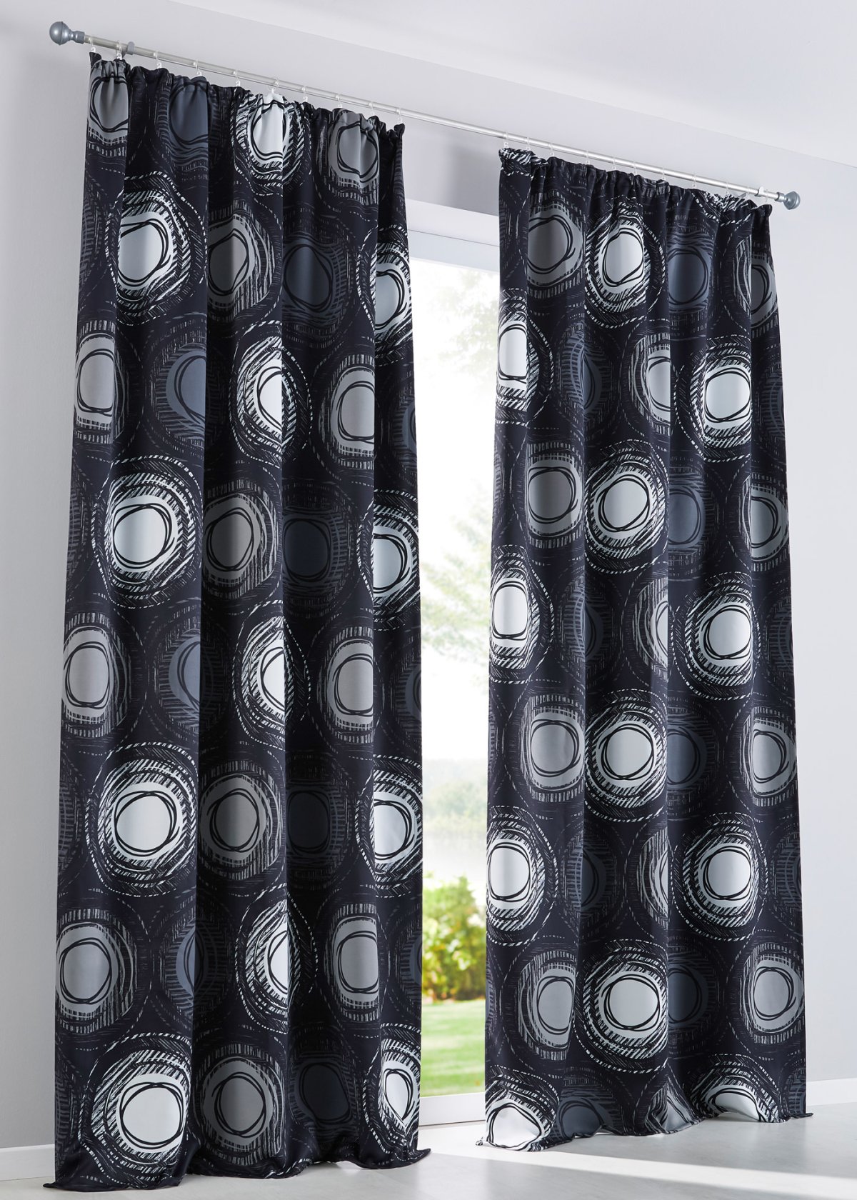 Шторы с кругами в интерьере