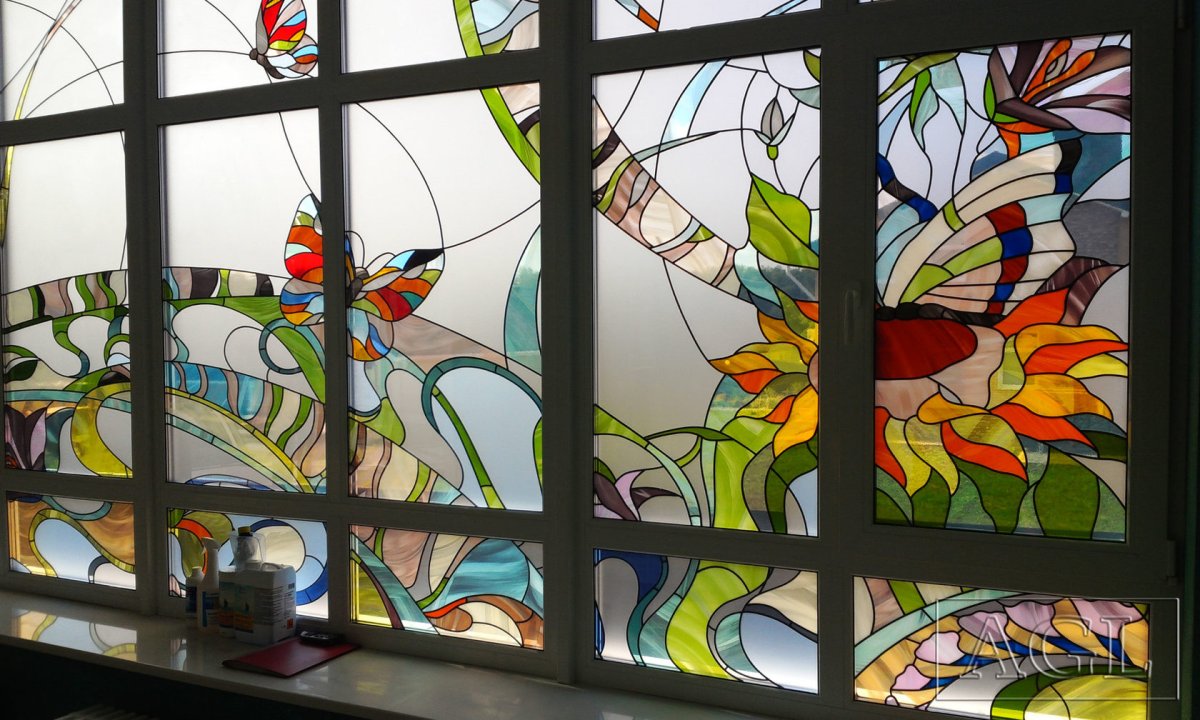 Кухонные шкафчики с витражами