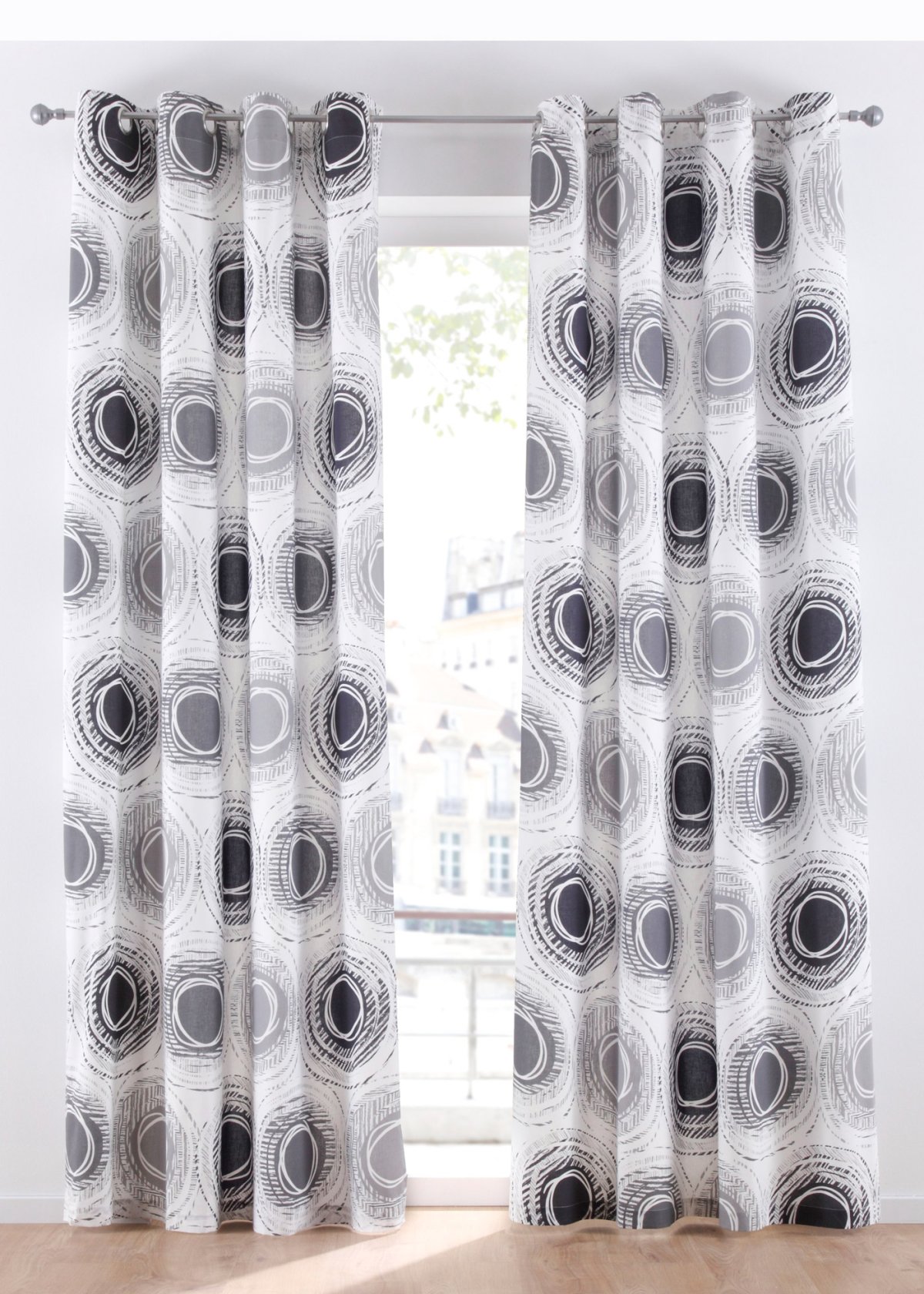 Шторы со цветами в дизайне современной гостиной