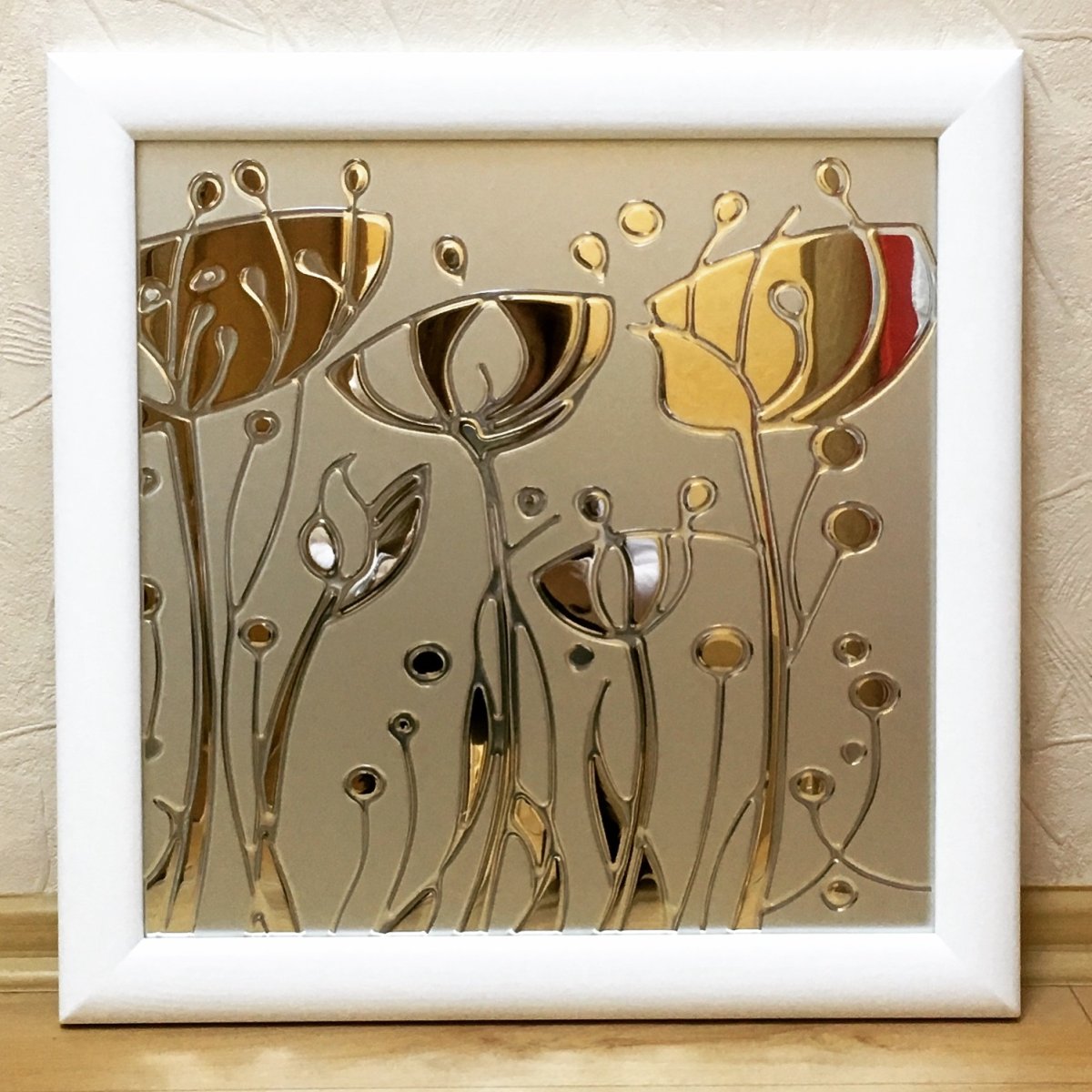 Цветы на стене в интерьере