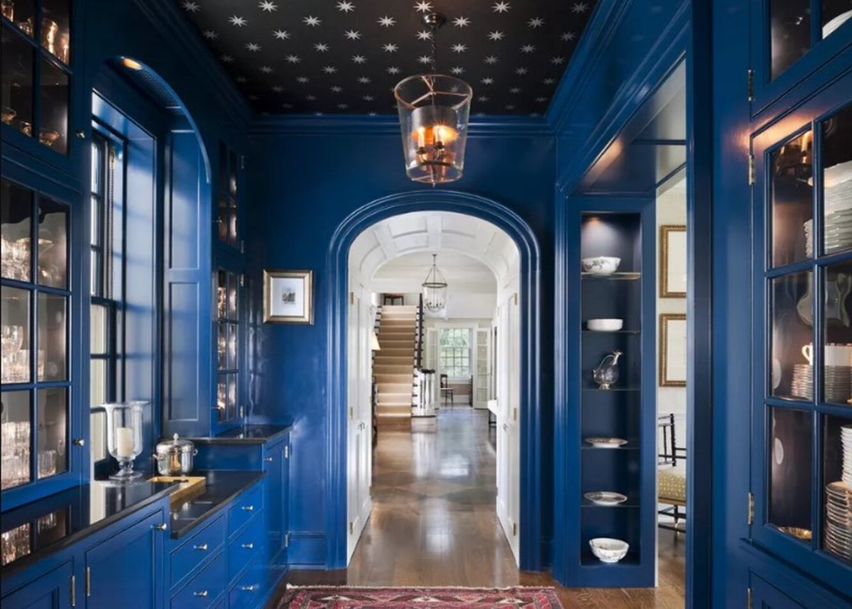 Синий шкаф в интерьере