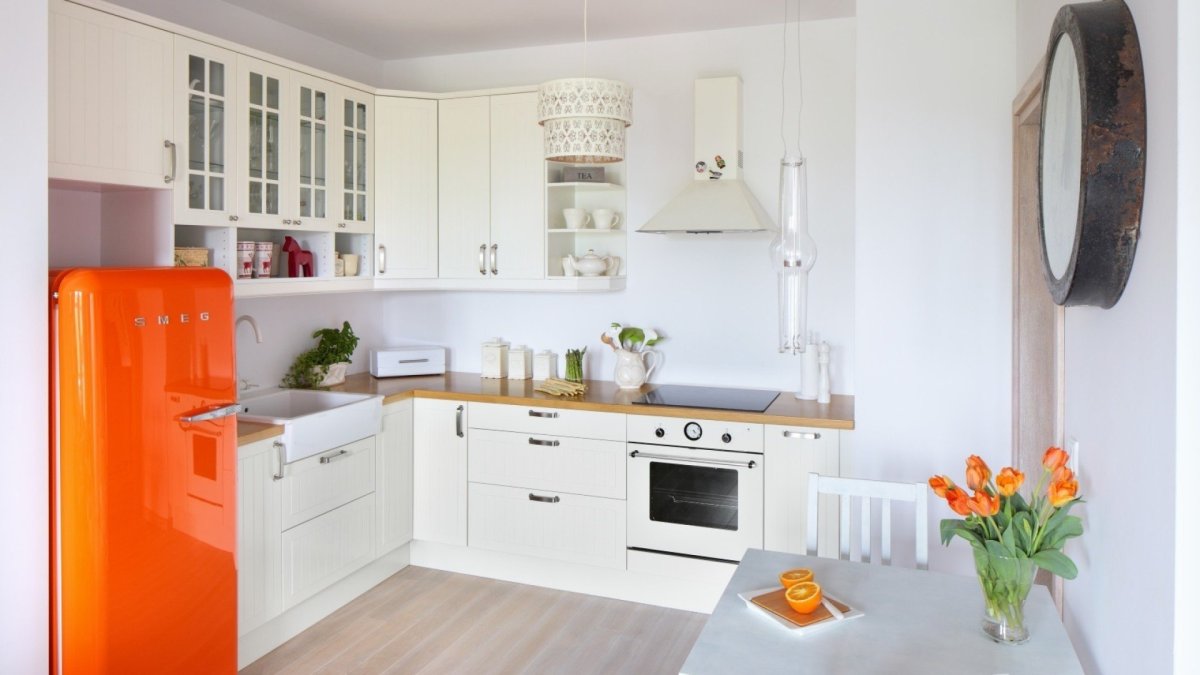 Белая кухня с деревянной столешницей