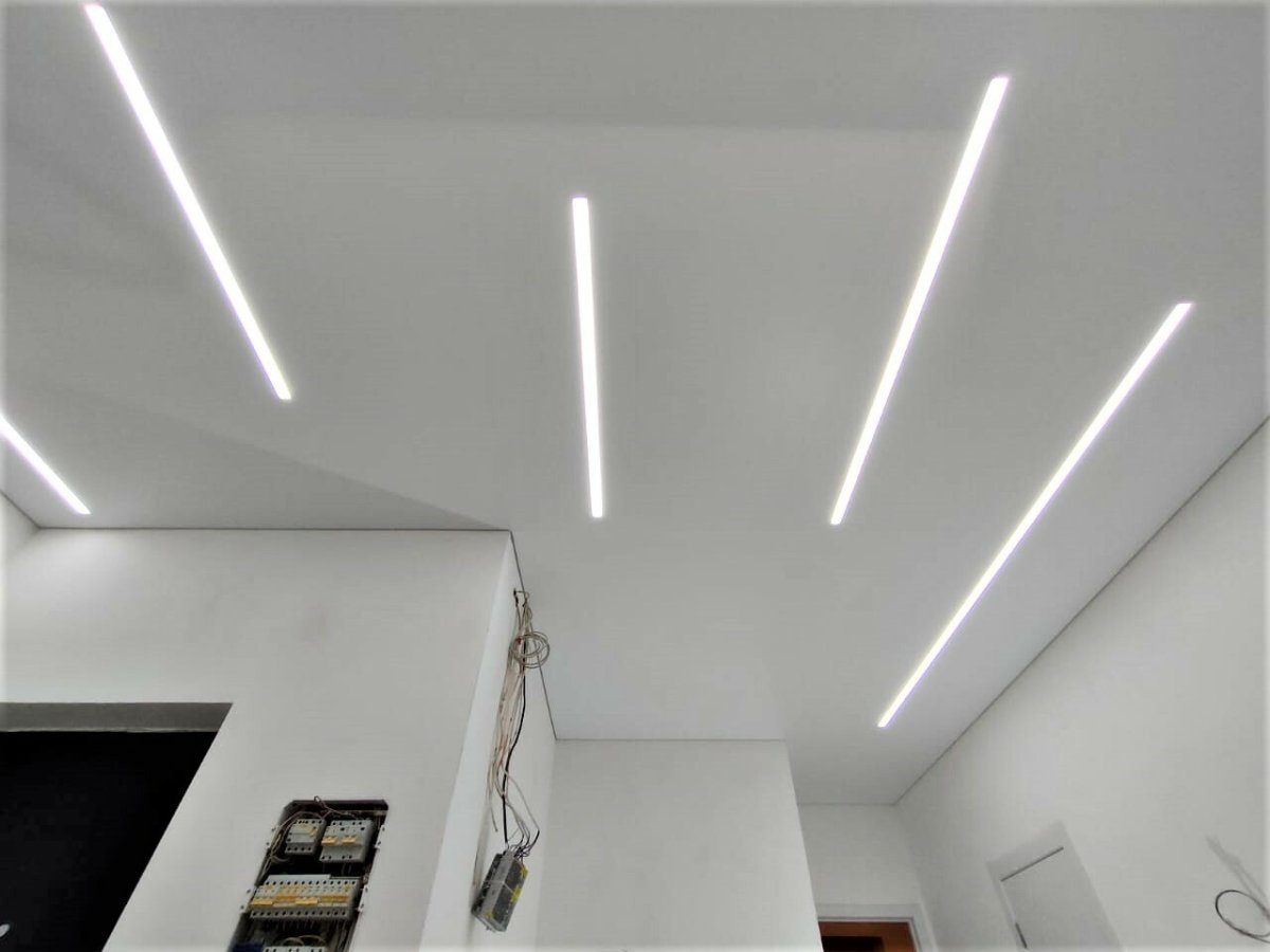 Монтажник натяжных потолков световые линии