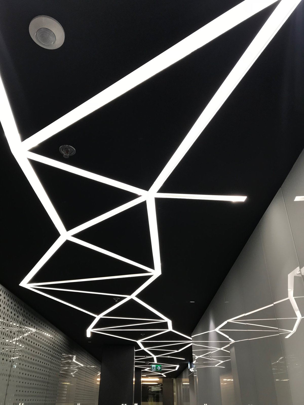 Световые линии на потолке