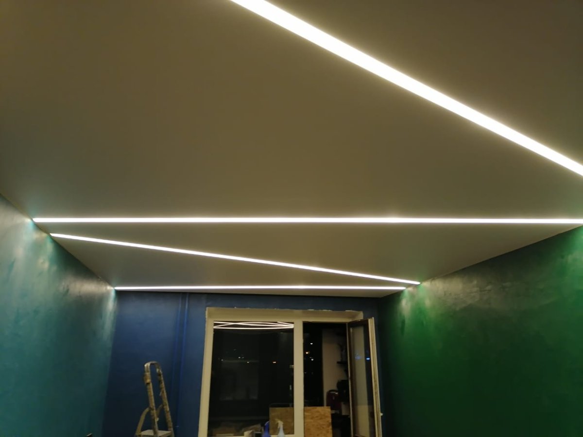 Световые линии на натяжном потолке