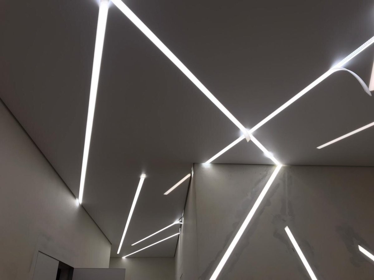 Световые линии на стене