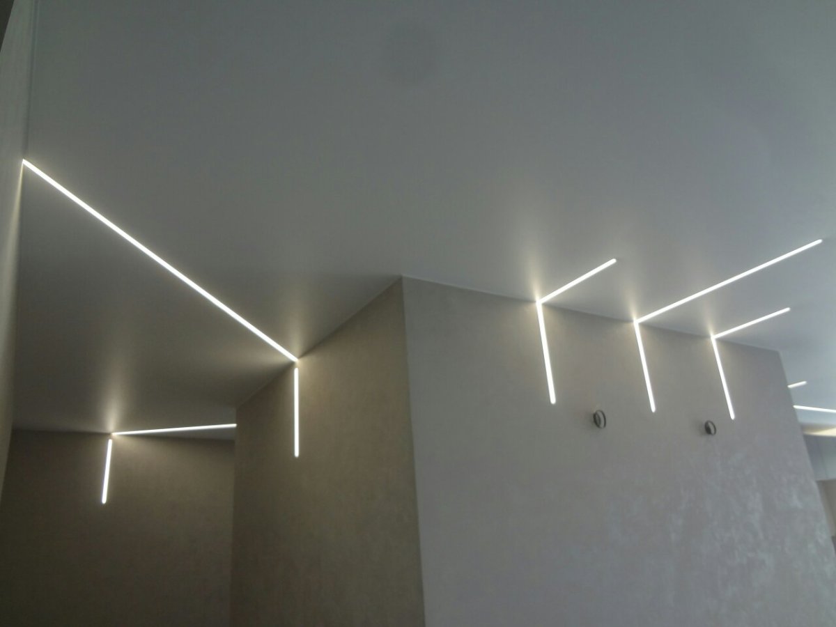 Световые линии на потолке и стене