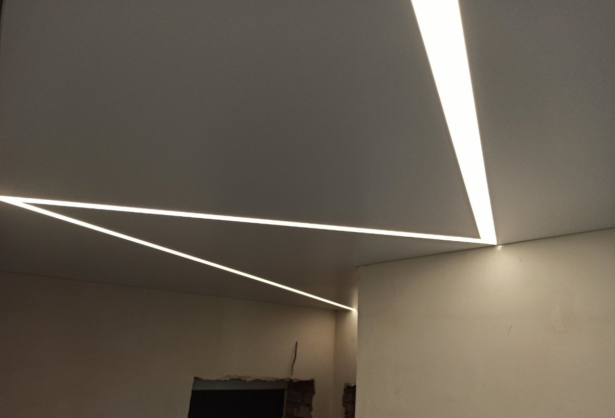 Световые линии на стене