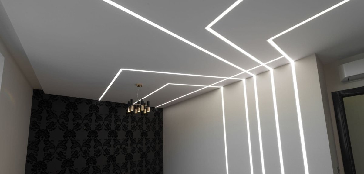 Световые линии на потолке