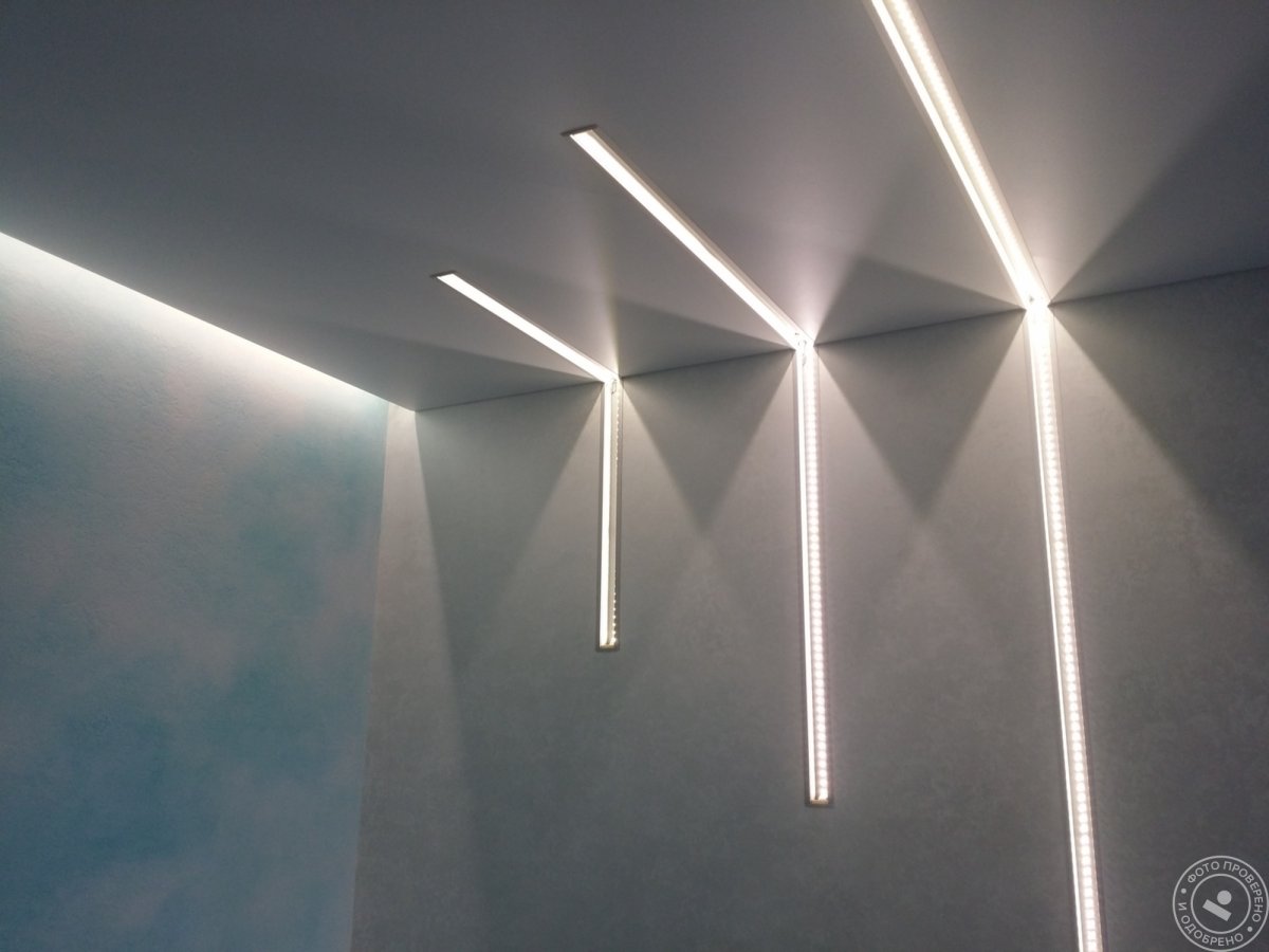 Световые линии на потолке и стене