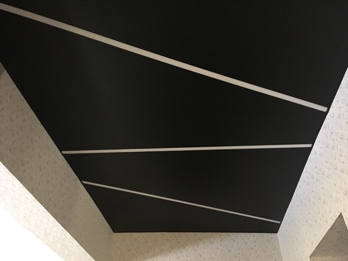 Натяжной потолок со световыми профилями в зал