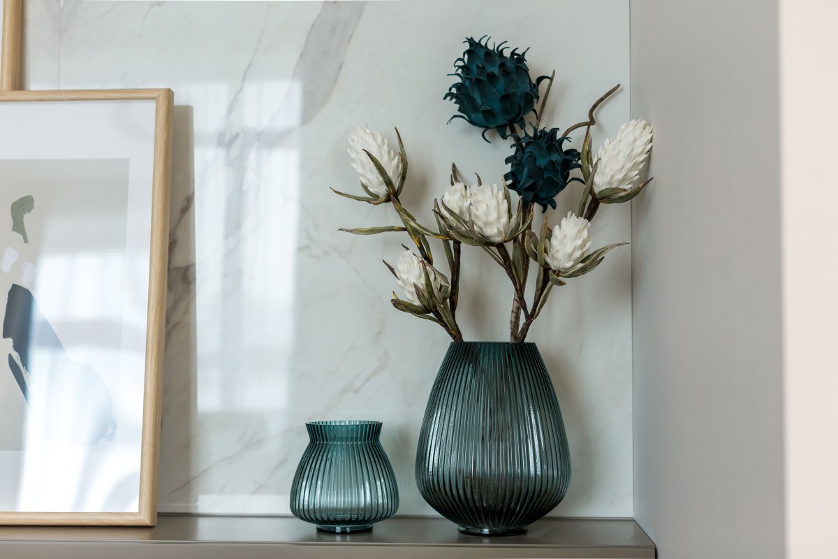 Вазы разных цветов в интерьере