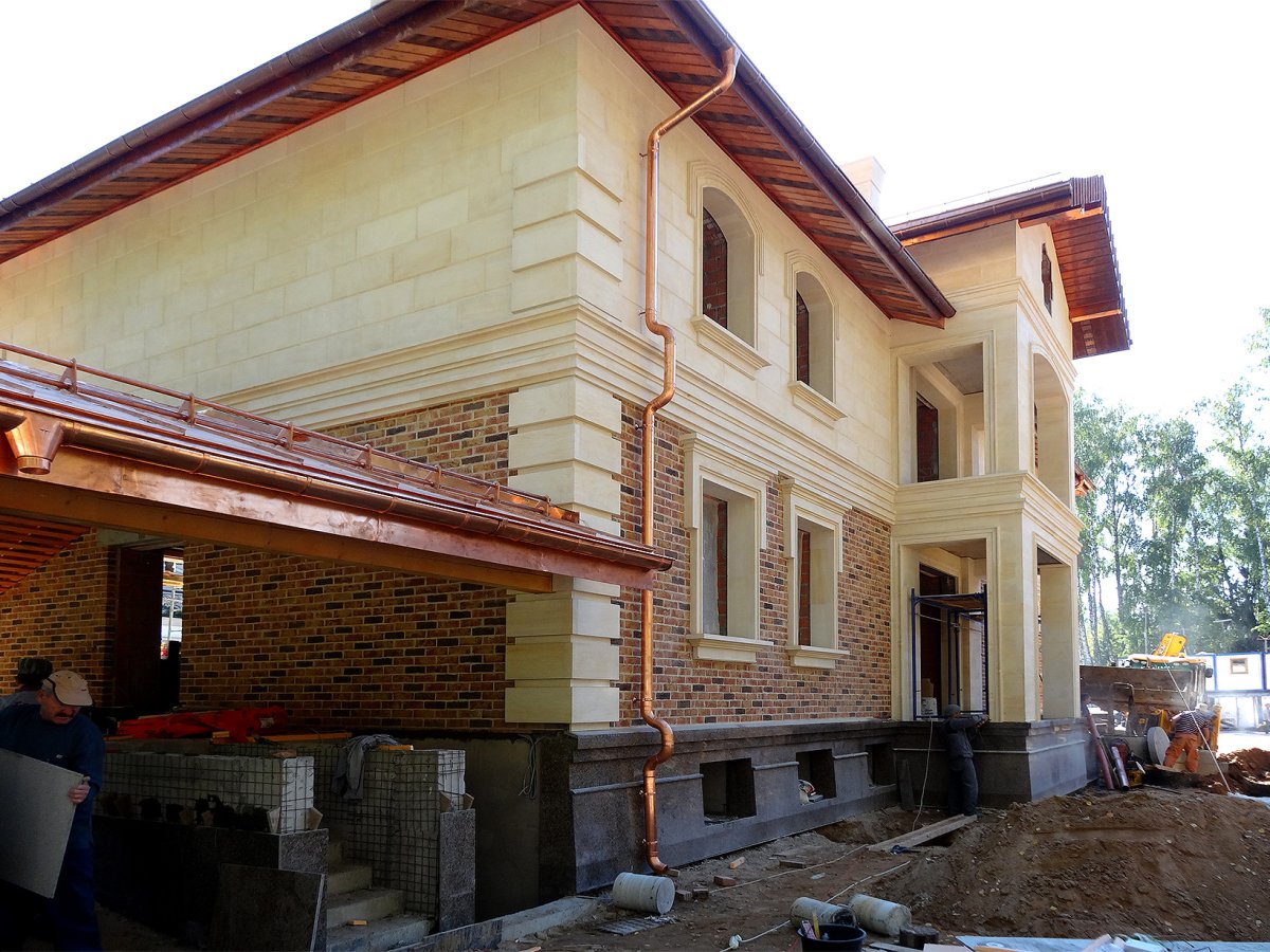 Фасад из травертина