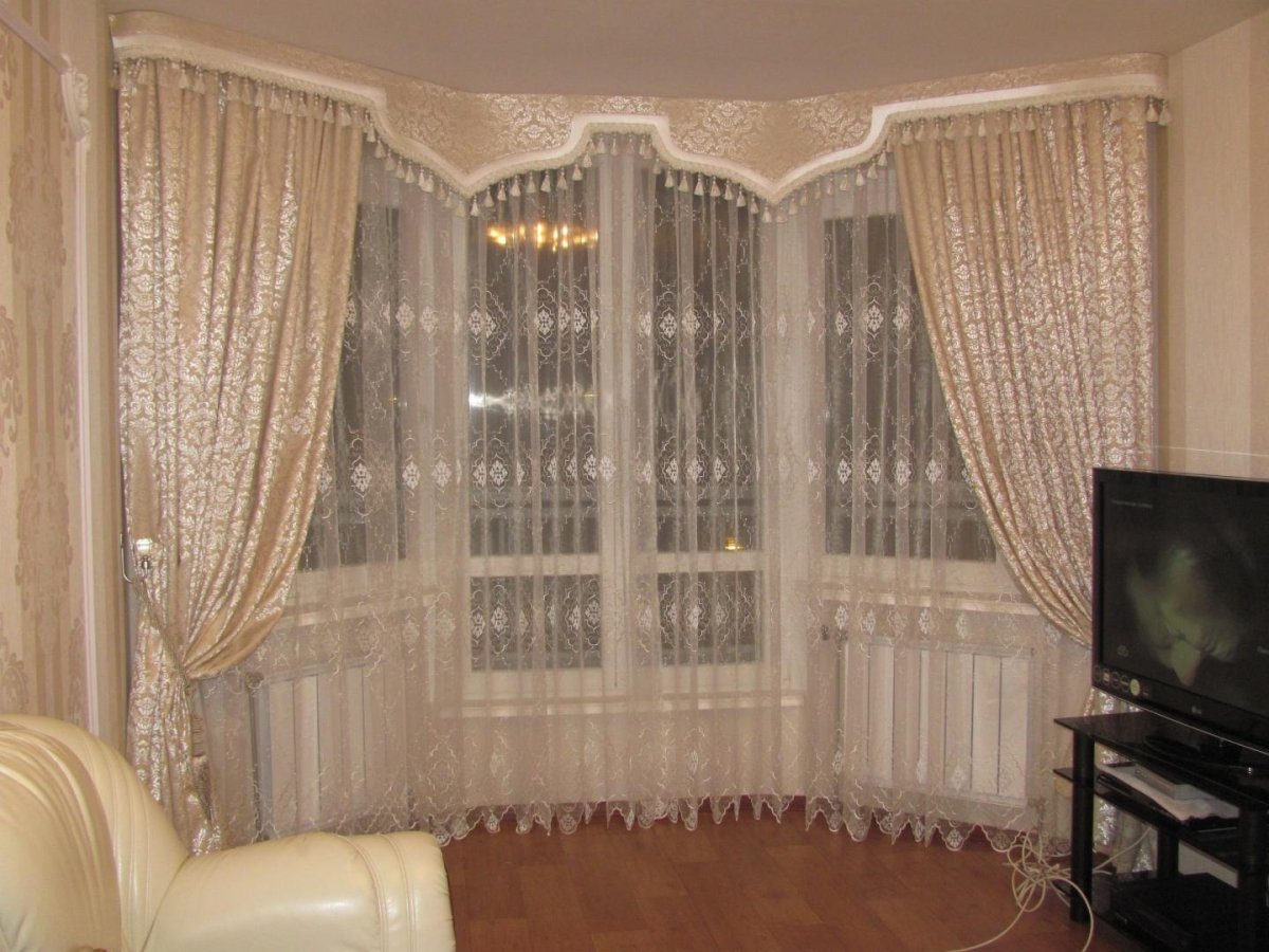 Шторы в эркере