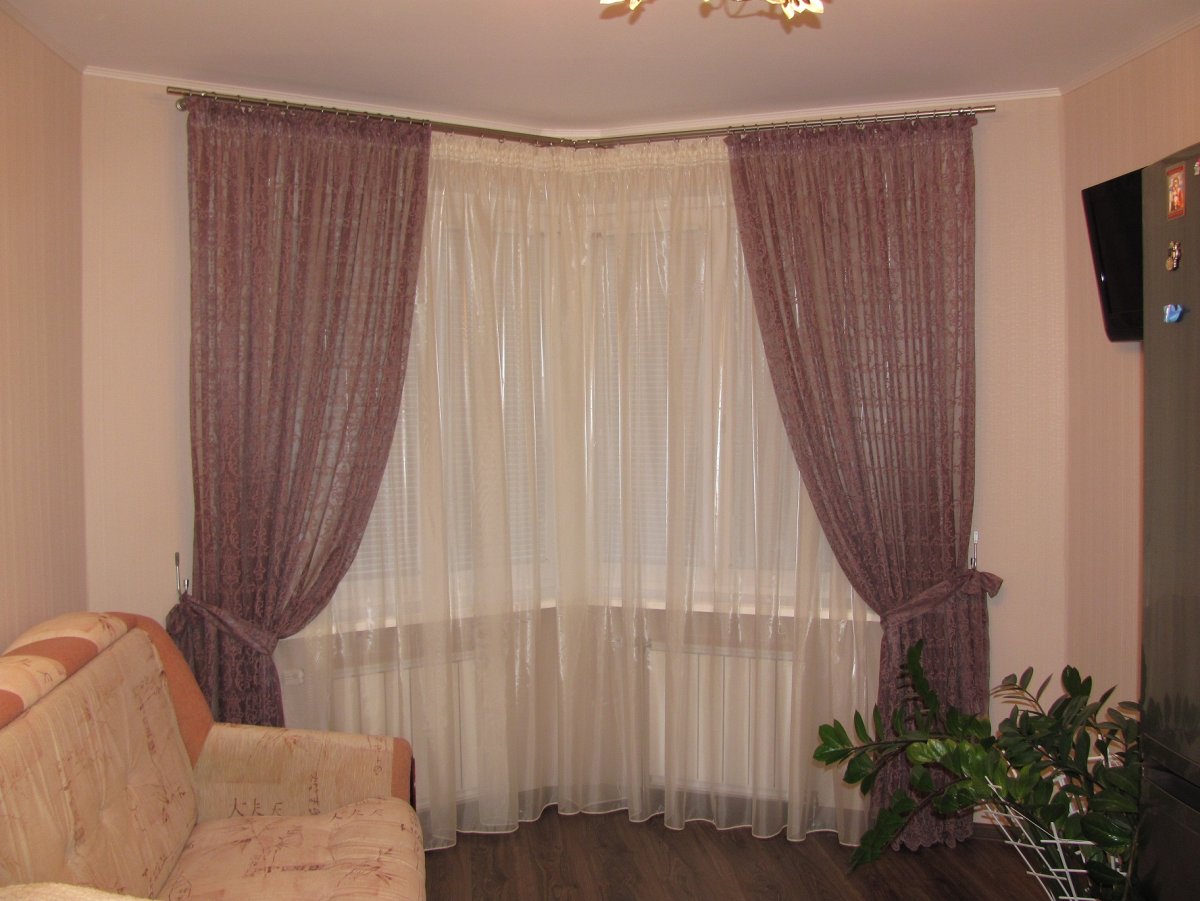 Шторы на угловые окна в гостиной