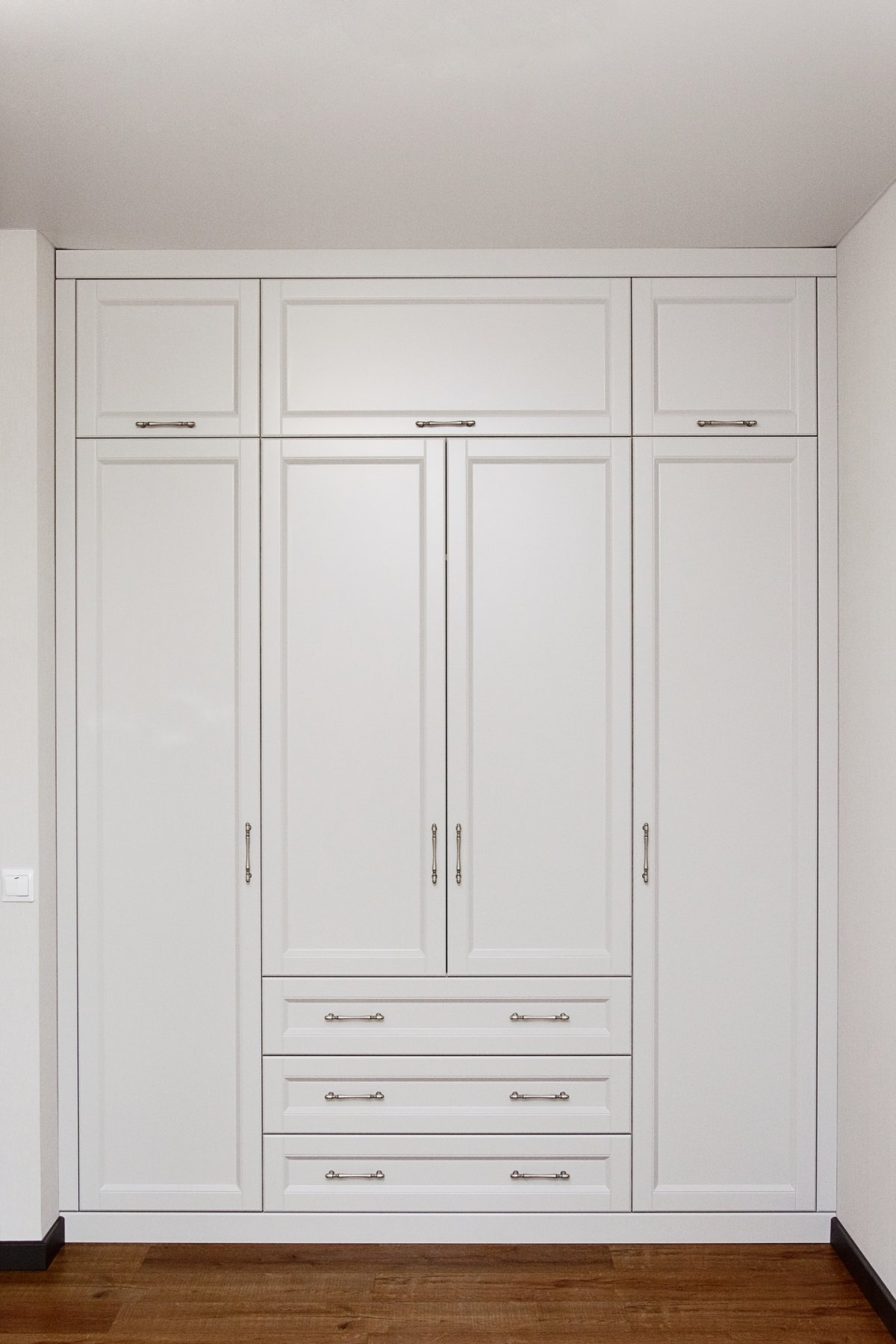 Встроенный распашной шкаф в прихожую