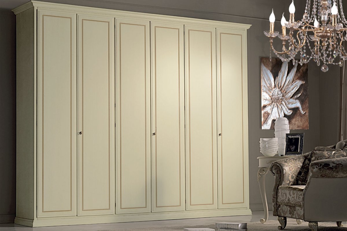 Встроенный распашной шкаф