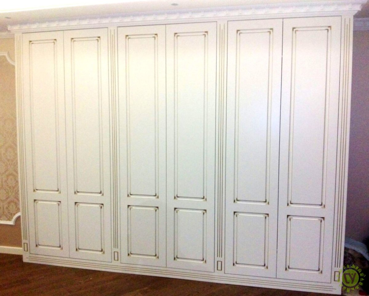 Встроенный шкаф в спальню с распашными дверями