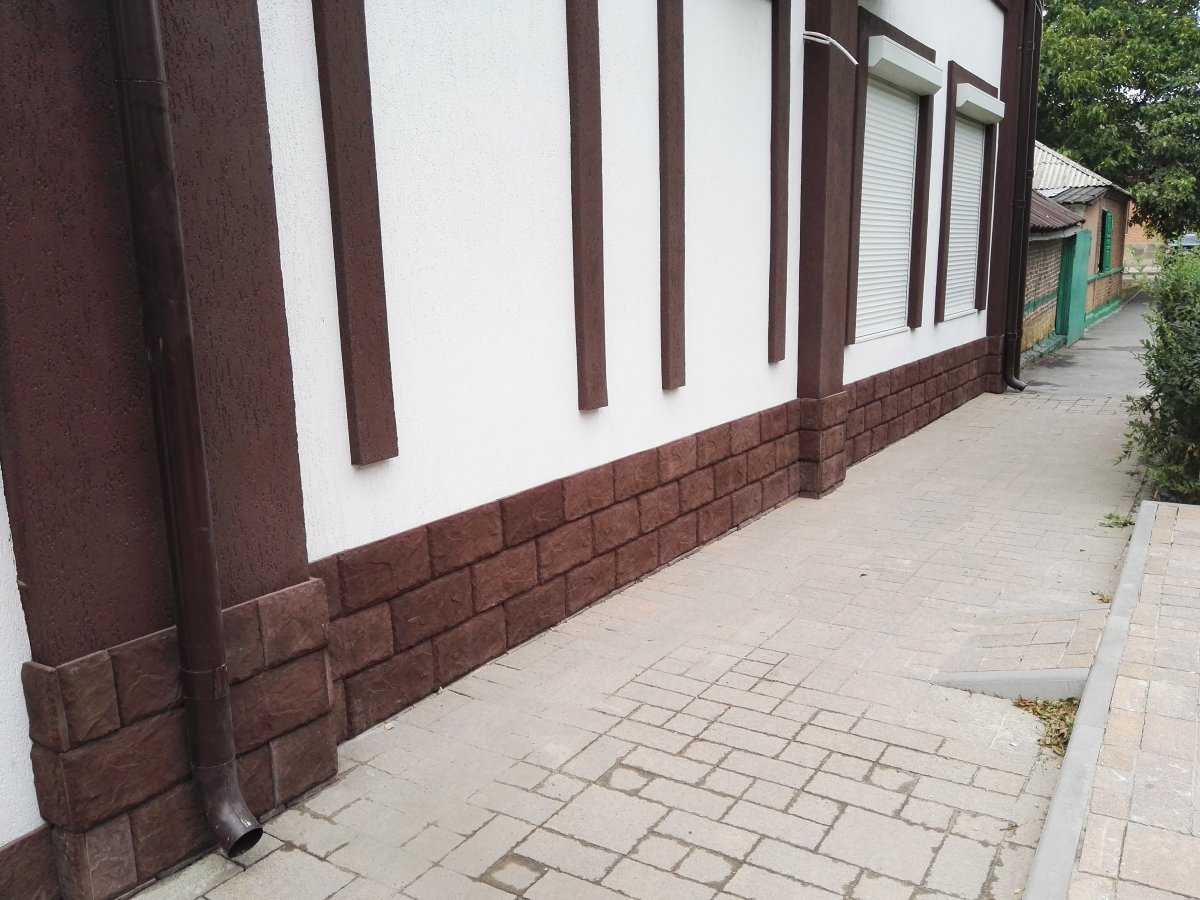 Цоколь короед на кирпичном доме