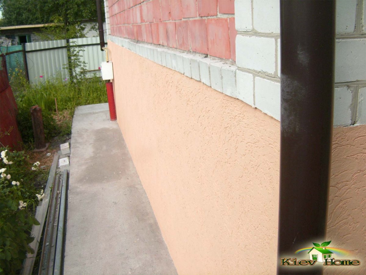 Отделка цоколя под короед