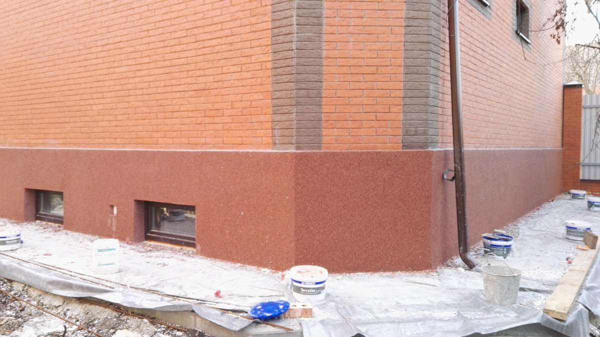 Отделка фундамента короедом