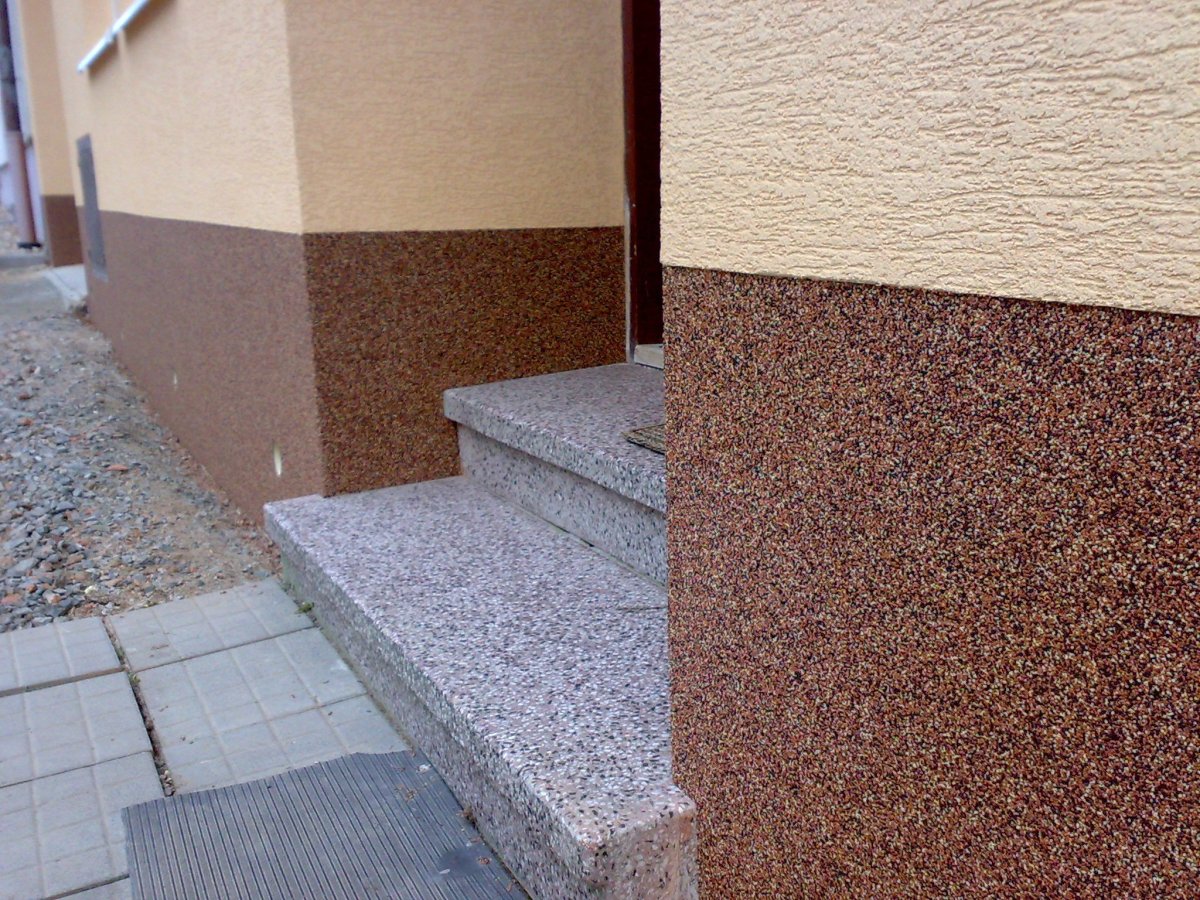 Отделка фундамента забора камнем