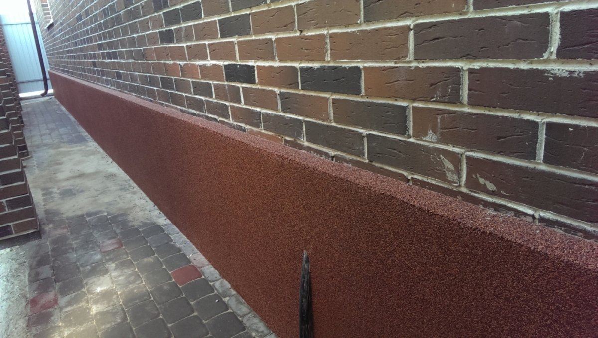 Облицовка цоколя мраморной крошкой