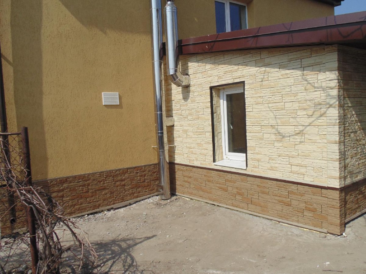 Отделка цоколя короедом