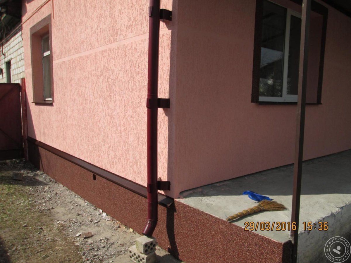 Отделка цоколя короедом