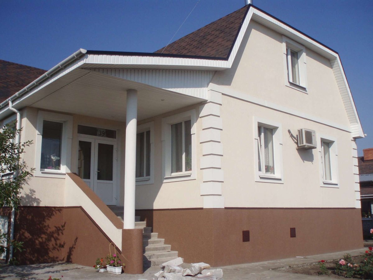 Отделка цоколя мраморной крошкой