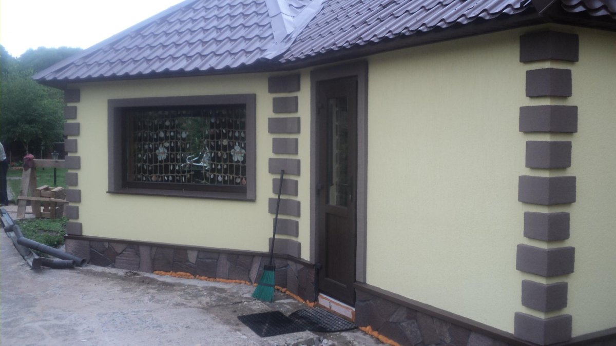 Отделка цоколя мраморной крошкой