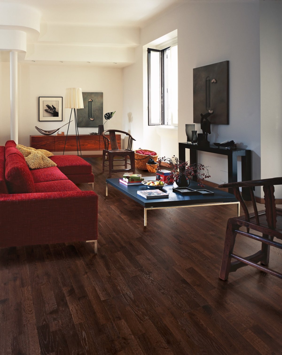 Коричневый ламинат в интерьере гостиной