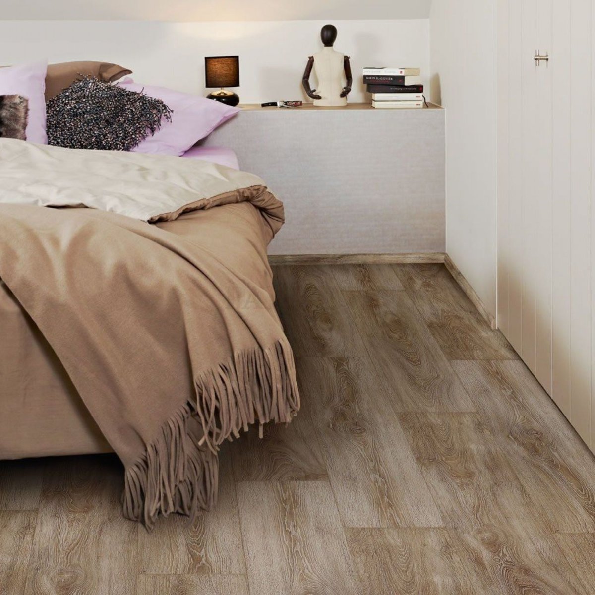 Тёмный ламинат в инт5рьере