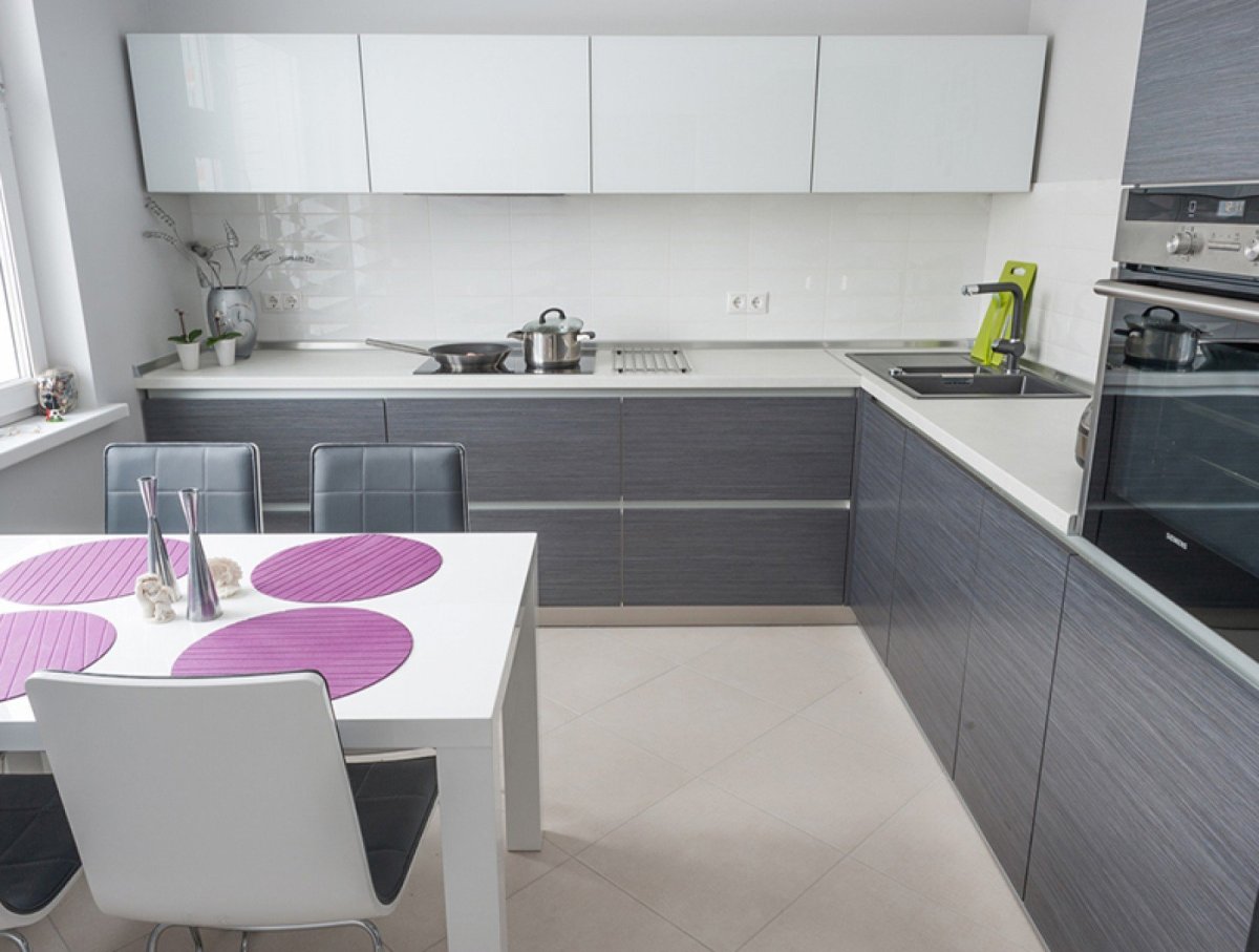 Бело серая кухня