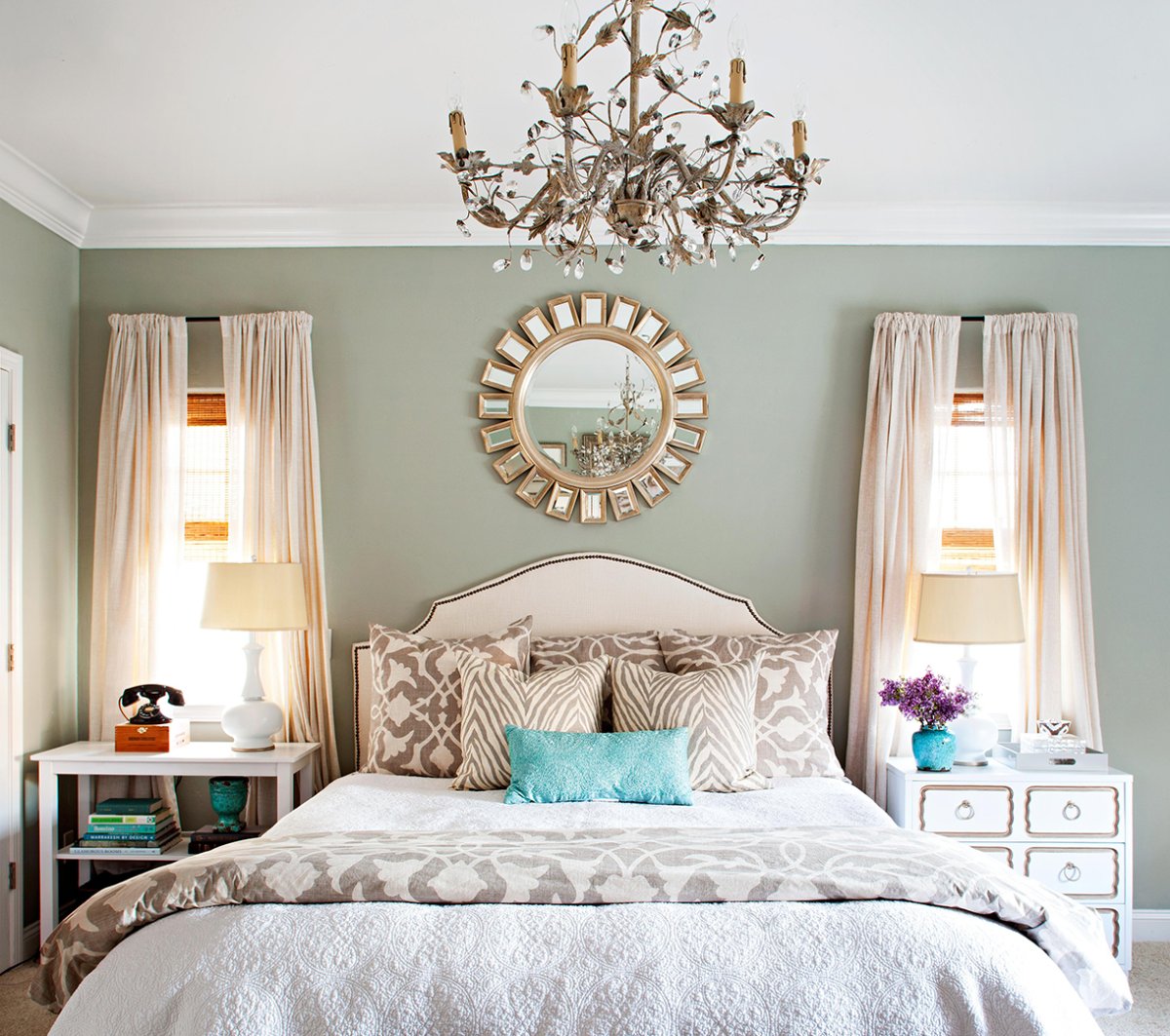 Зеркало над кроватью