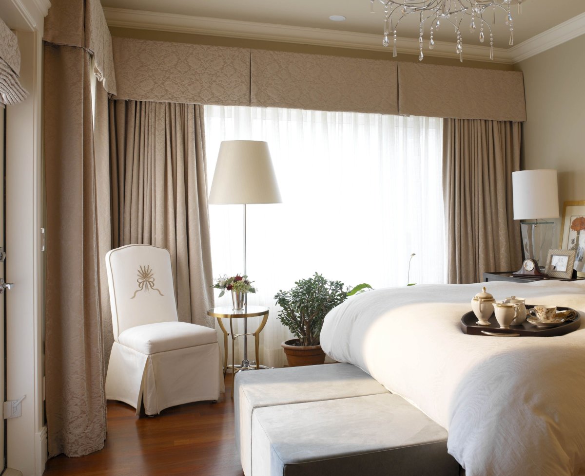 Какие шторы подобрать в спальню в пастельных тонах