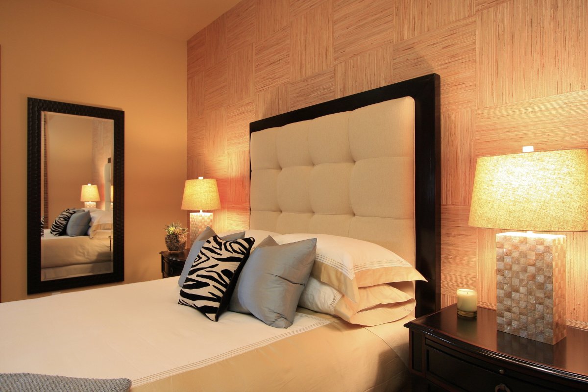 Зеркала в интерьере спальни