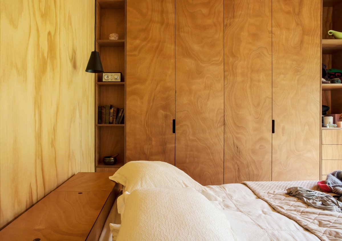Фанера в интерьере спальни