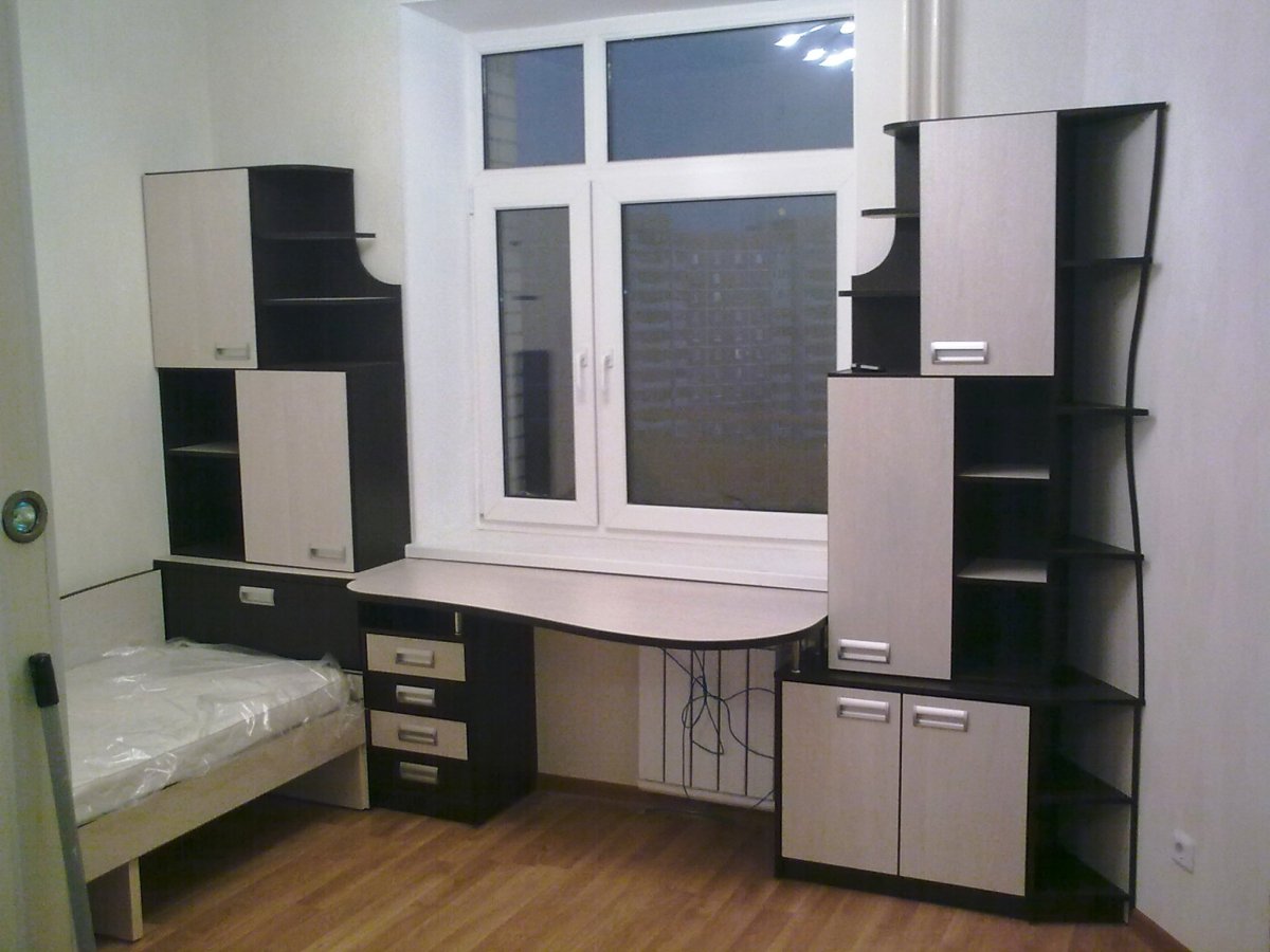 Компьютерный стол в гостиной