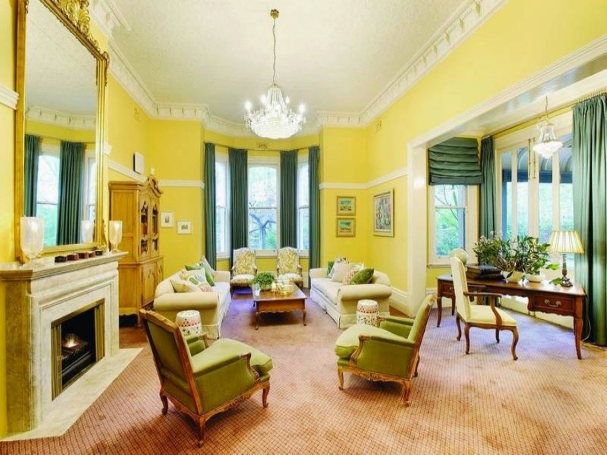 Гостиная с желтыми акцентами