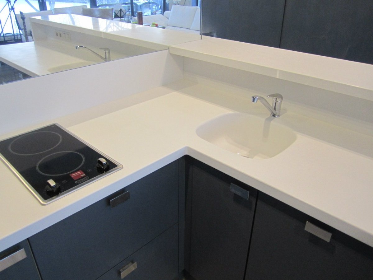 Кухонная мойка в углу