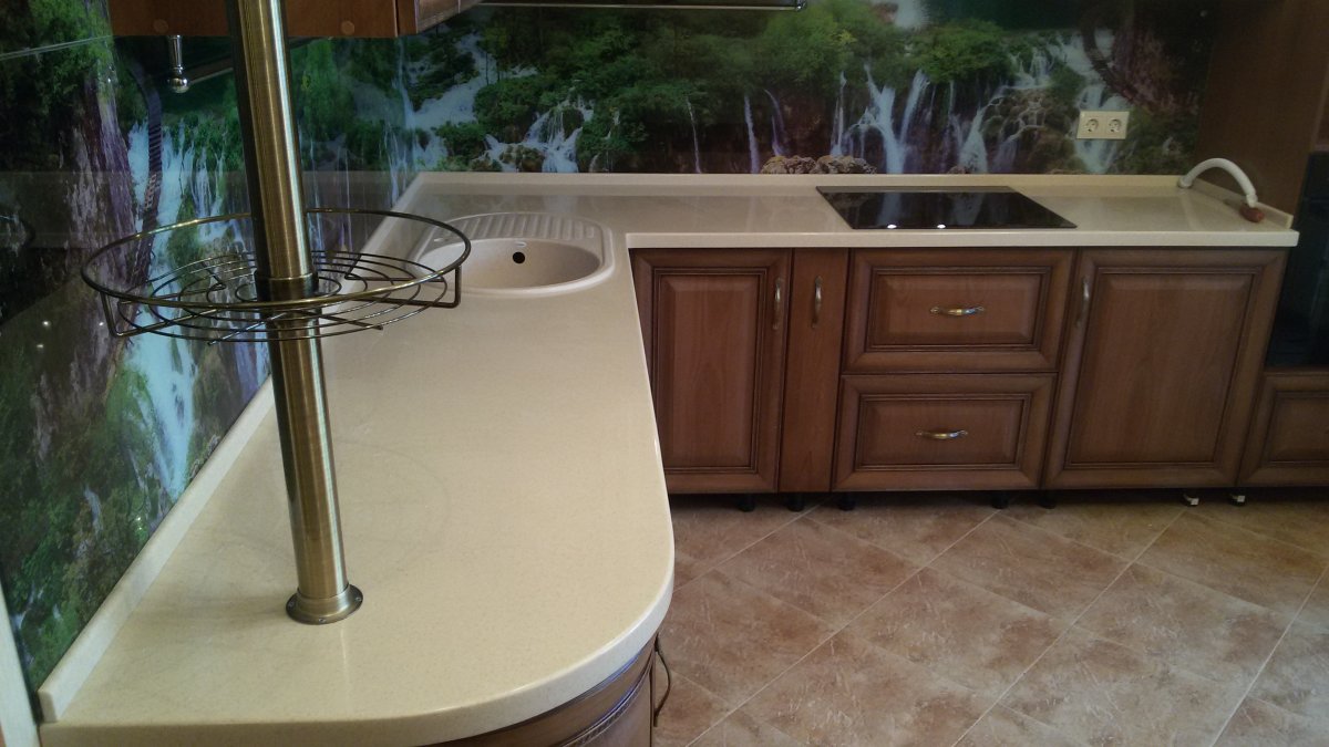 Кухня с деревянной столешницей в интерьере