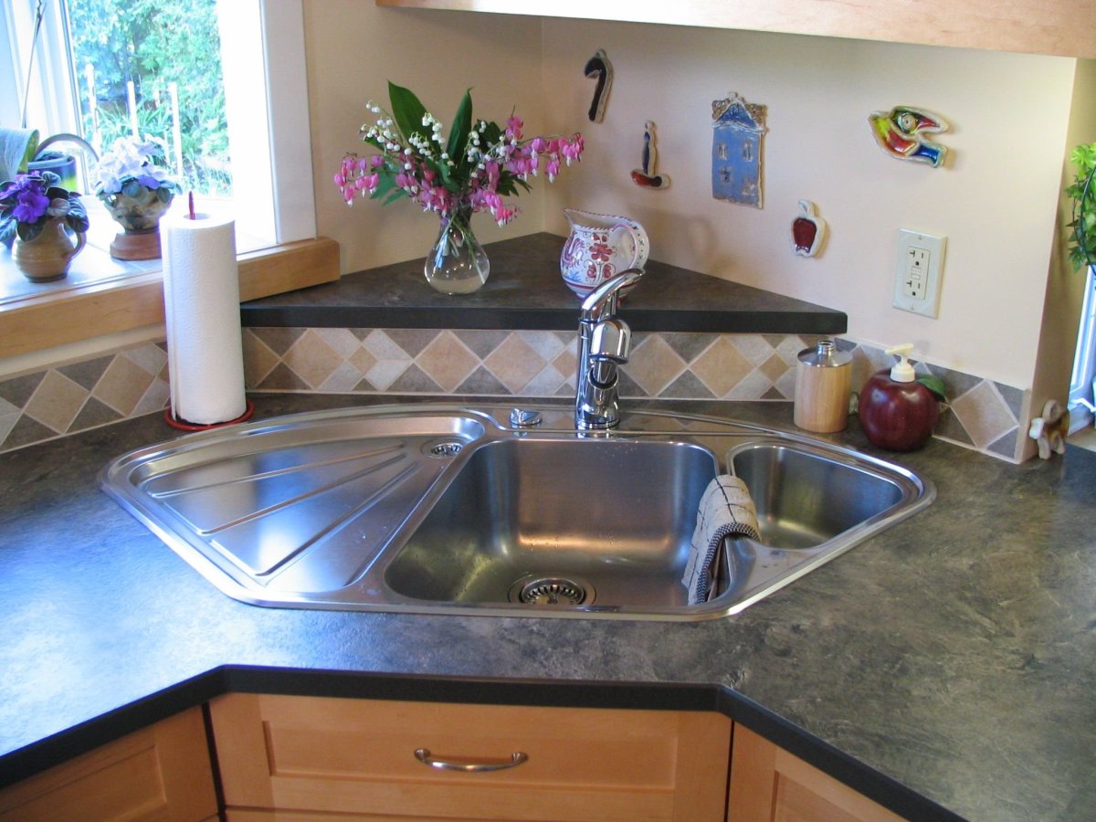 Угловая кухня с каменной столешницей