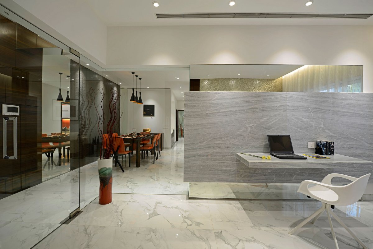 Белая плитка в гостиной