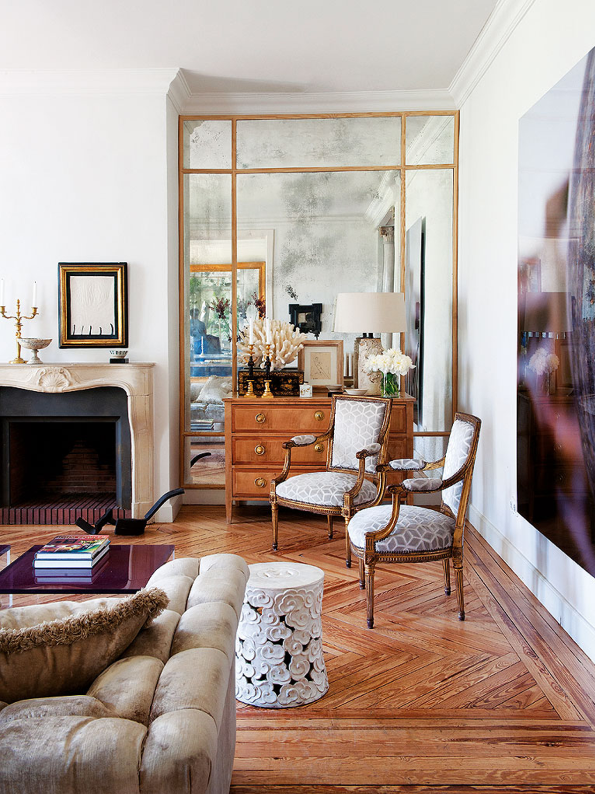 Большие зеркала в интерьере гостиной