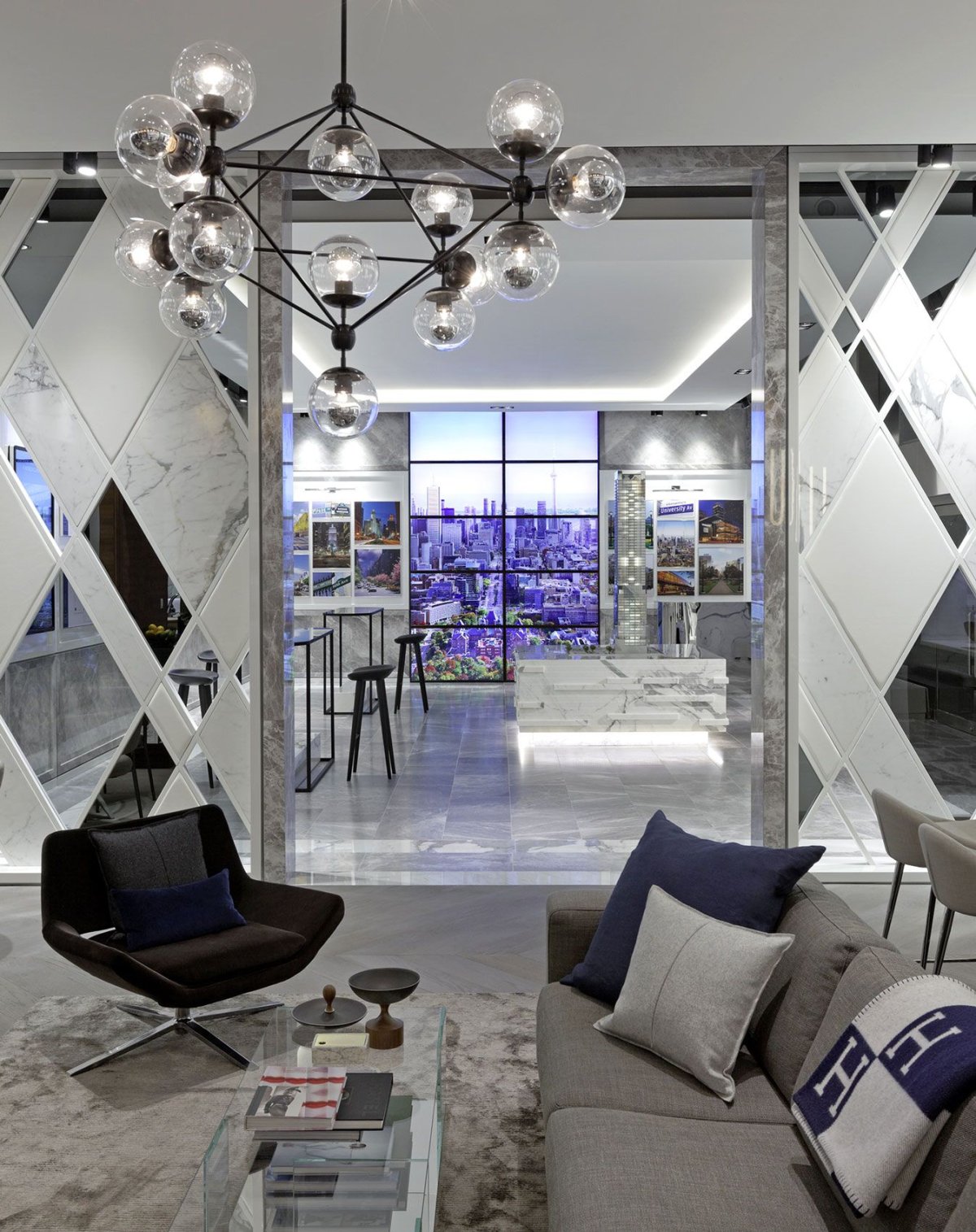 Зеркальное панно в интерьере