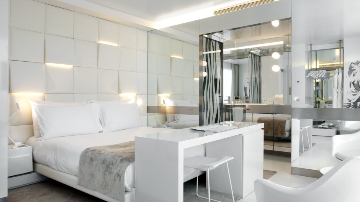 Зеркало во всю стену в комнате