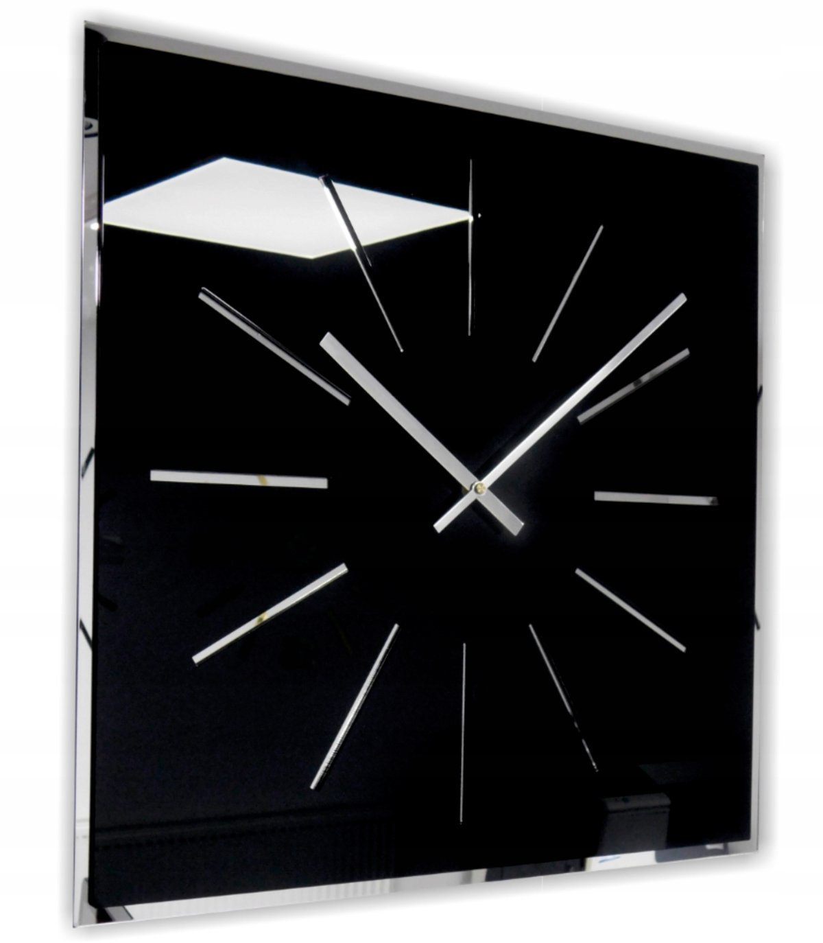 Часы настенные квадратные в современном стиле