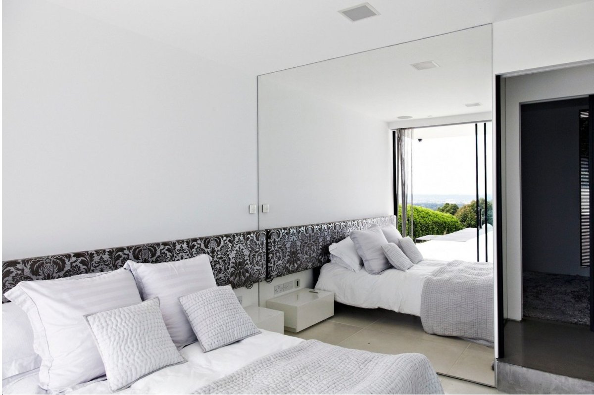 Зеркальная стена в спальне